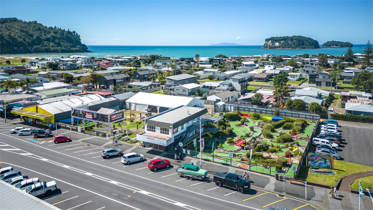 Less than 2 minutes drive to Whangamata town