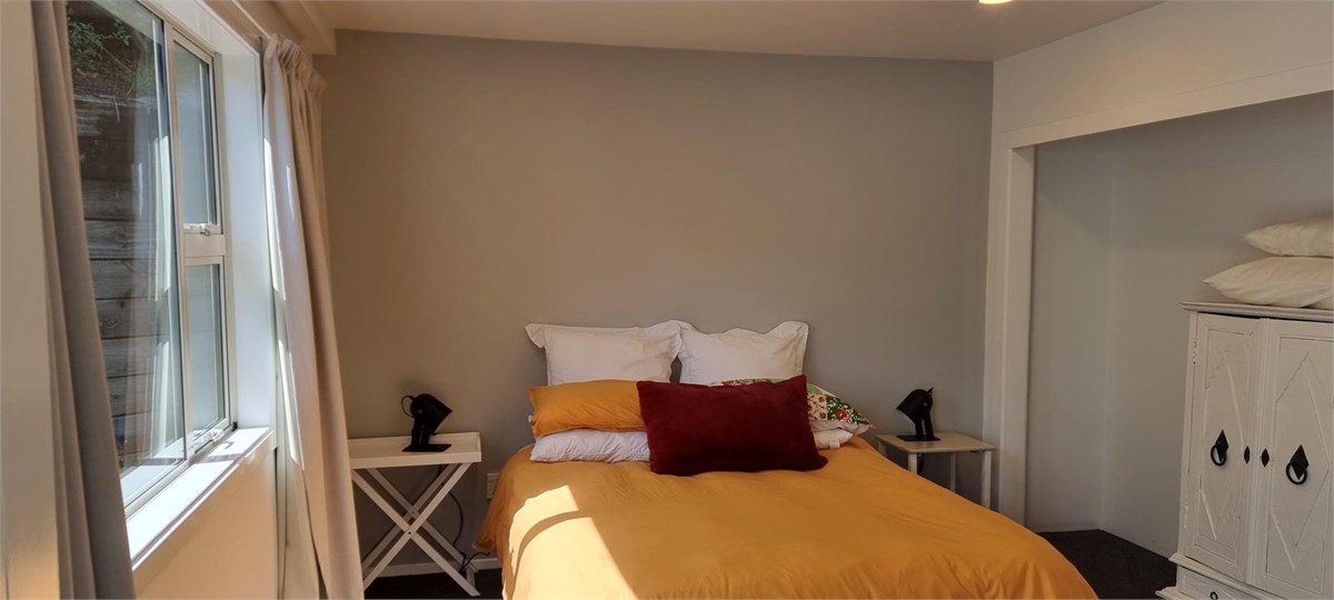 Queen 3 - Cosy, roomy third bedroom. Comfy bed and