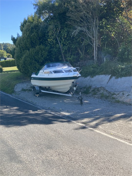 Roadside boat park for large boat
