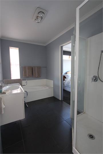 Great family bathroom with separate toilet