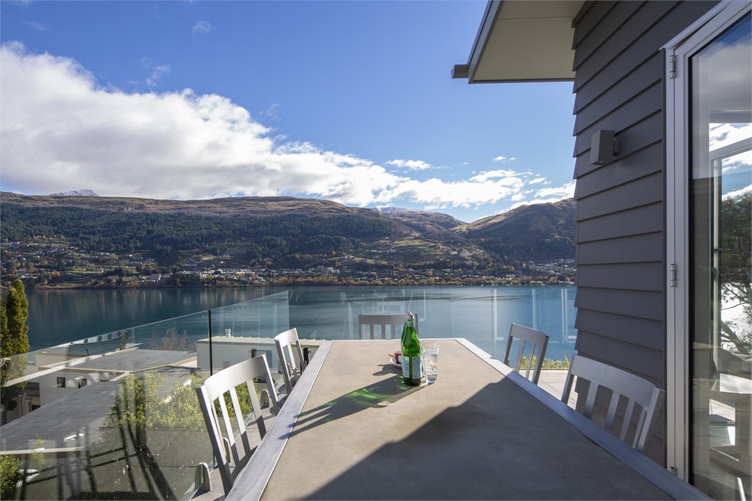 Alfresco dining with lake views