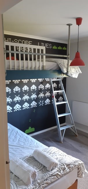 Bedroom 3 with 2 singles