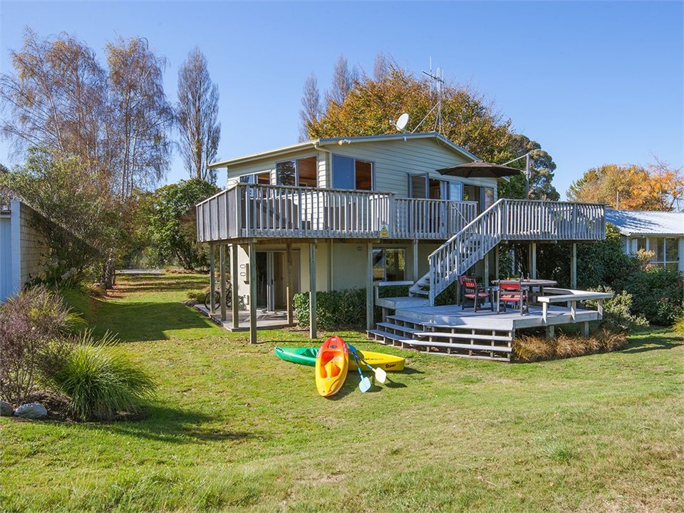 Absolute Waterfront with WiFi (Bachcare) Five Mile Bay (Lake Taupo