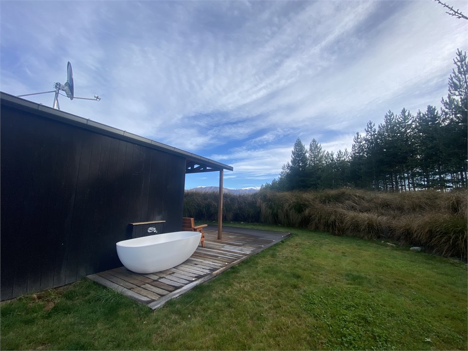 Clever Cube OUTDOOR BATH Twizel Studio for rent Holiday Houses