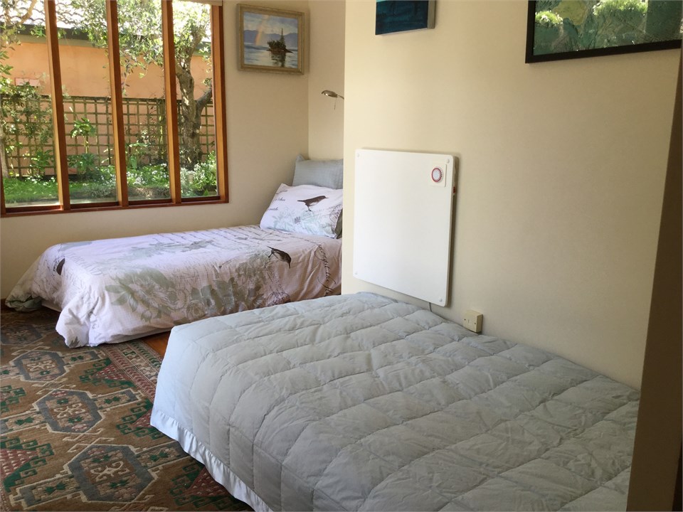 Twin bed setup in single room with beds set at low