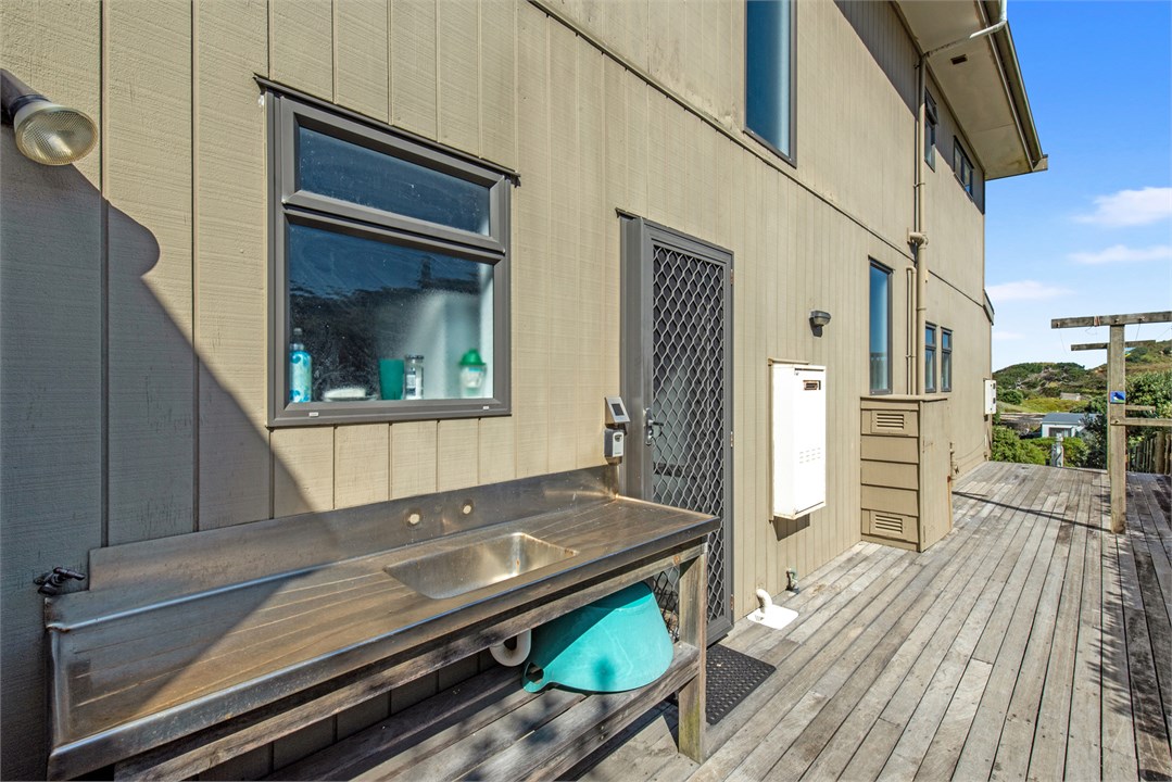 Clothesline Deck, Feet wash station