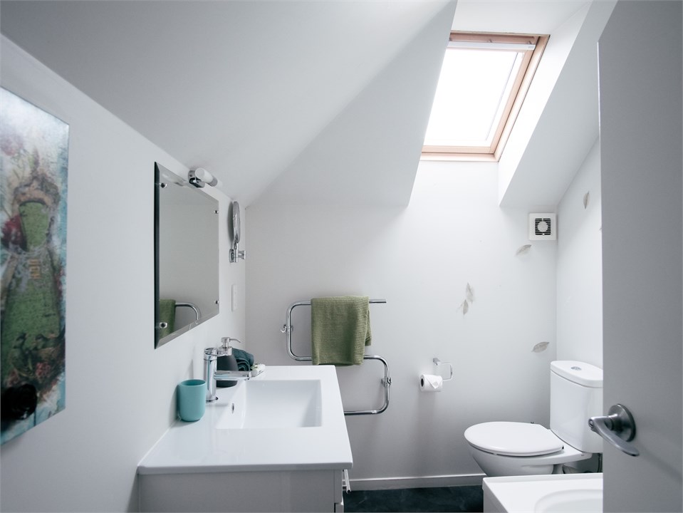 Main bathroom (upstairs) Shower over bath