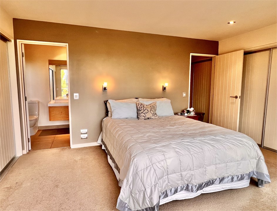 Bedroom 1 has a Queen bed