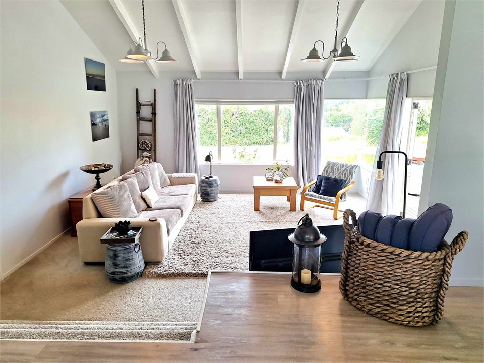 Sunny Lounge with main deck