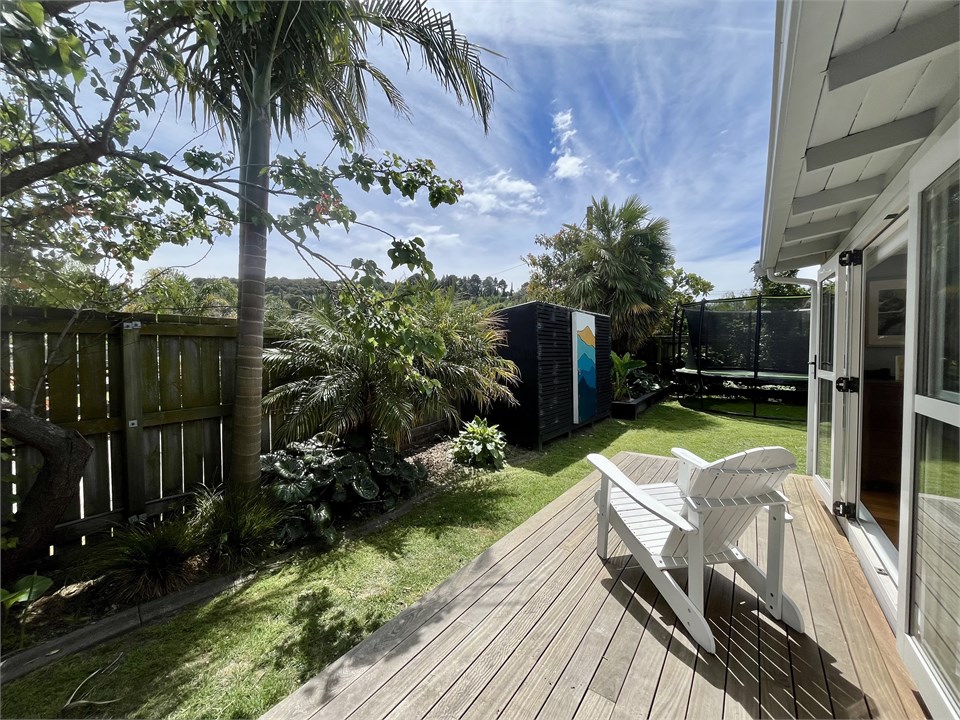 Wee deck off the king single bedroom