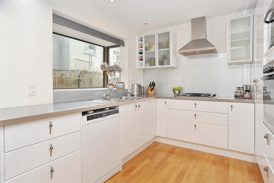 Kitchen area that is fully equipped