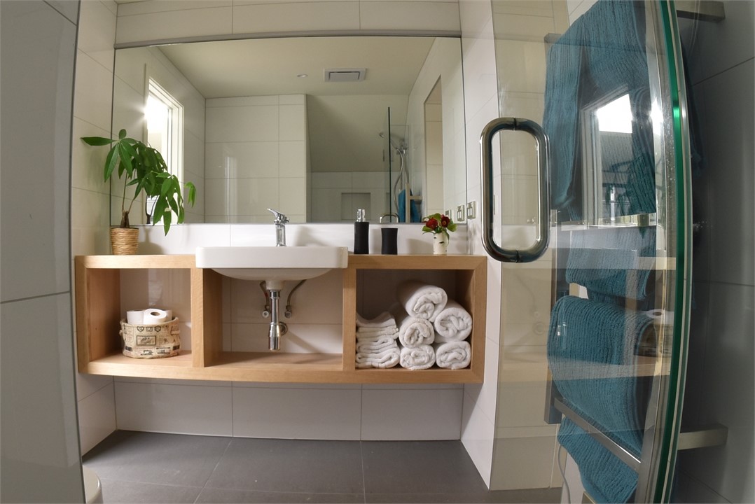 Days Bay Studio Accommodation: Bathroom