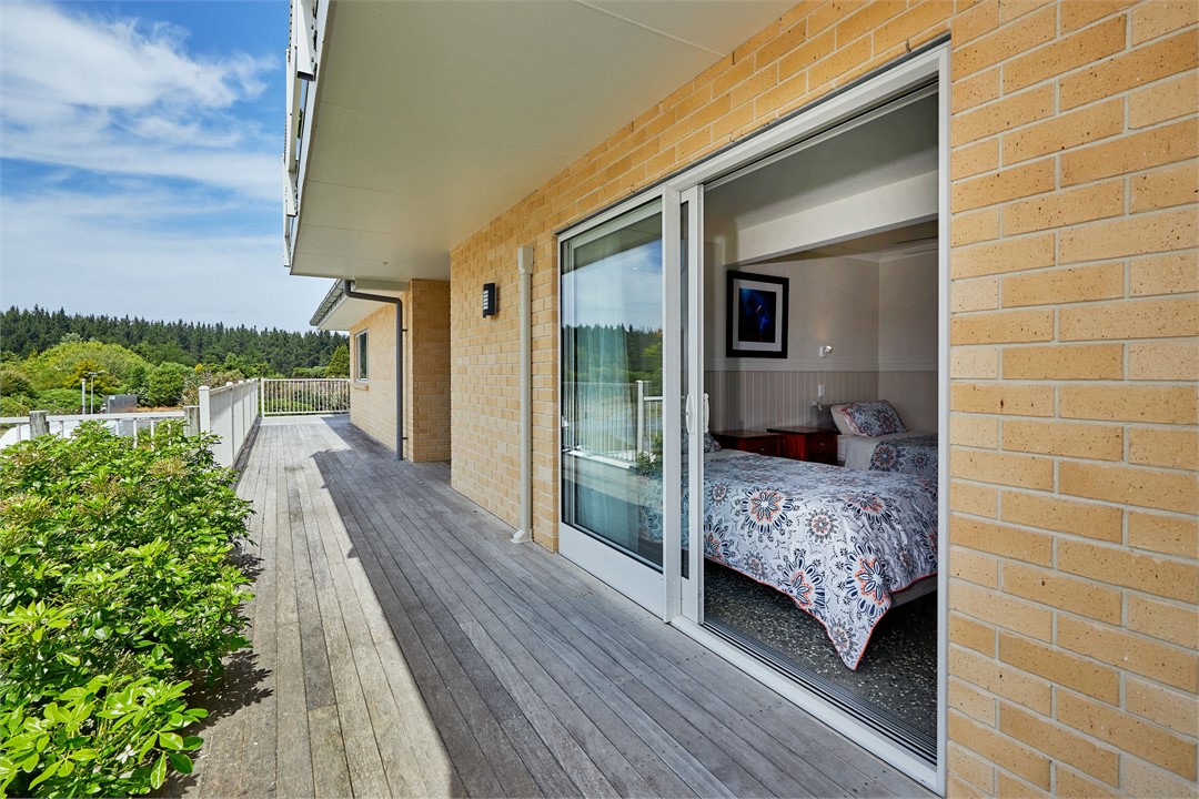 Rolling Hills Room and deck/middle floor