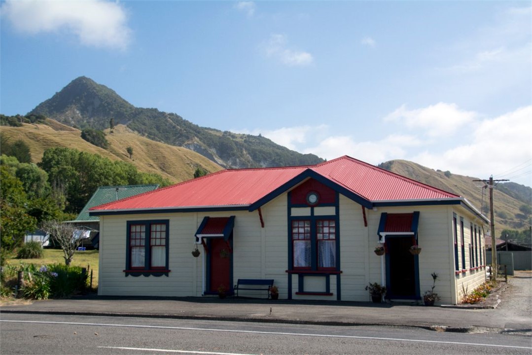 Tokomaru Bay Te Poutapeta/The Post Office 1904