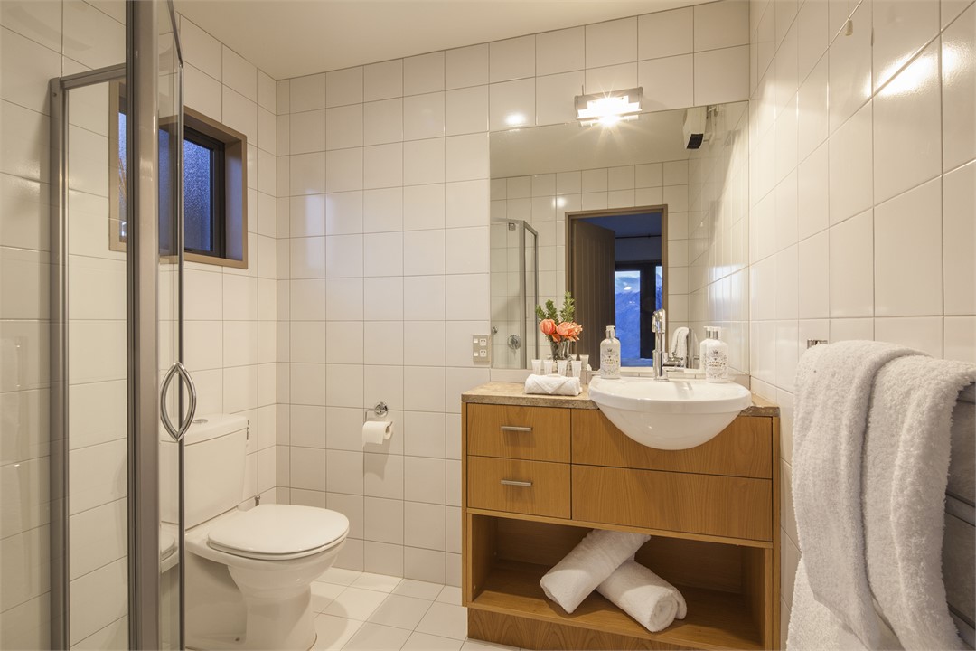 Queenstown bedroom ensuite with shower