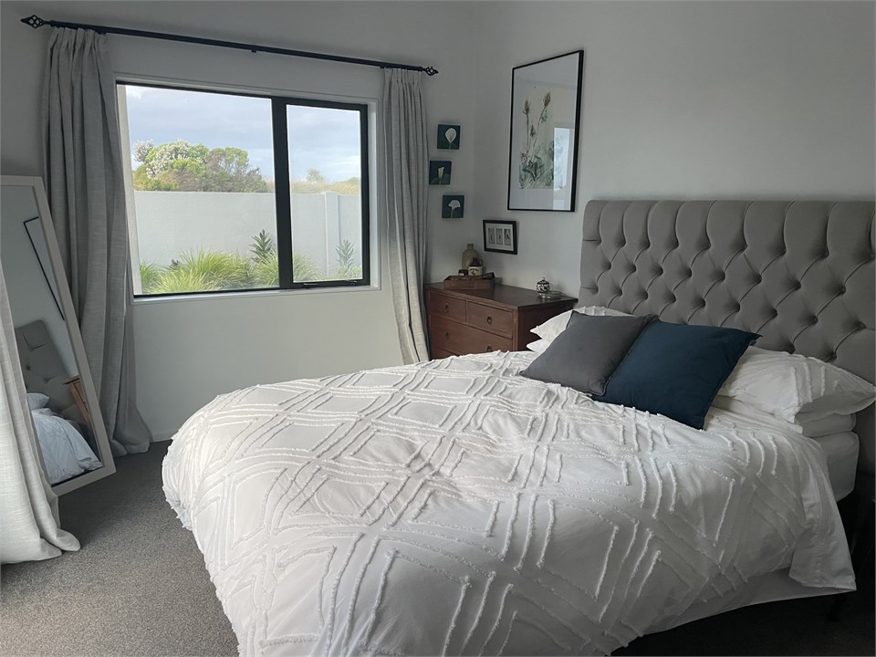 Downstairs guest room, queen bed, ranchslider acce