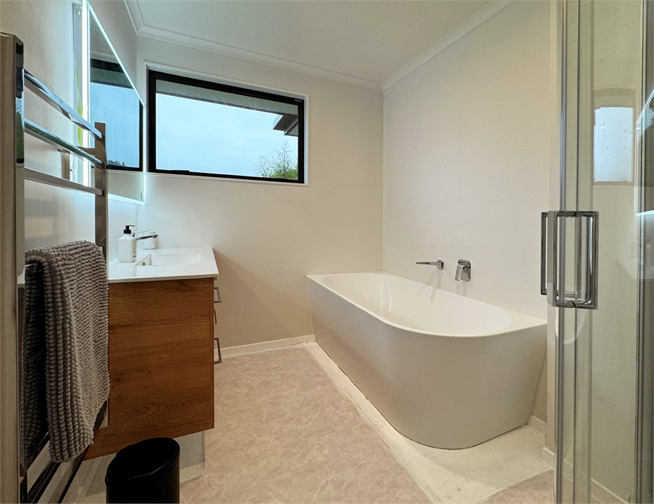 Main Bathroom upstairs