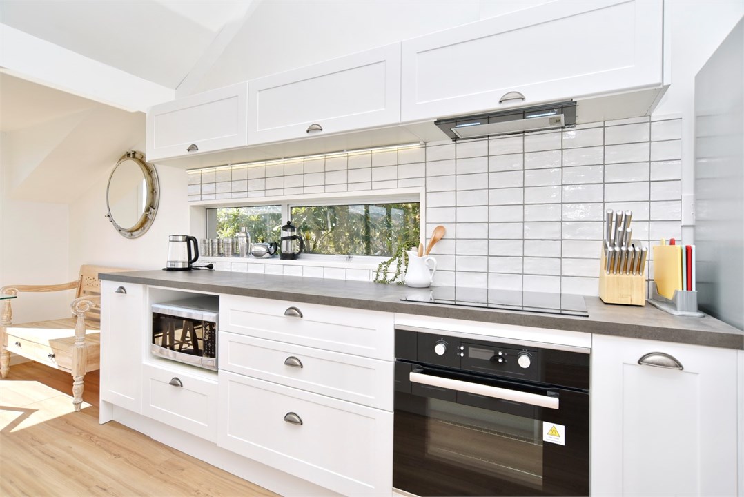 Fully equipped Kitchen area with seats