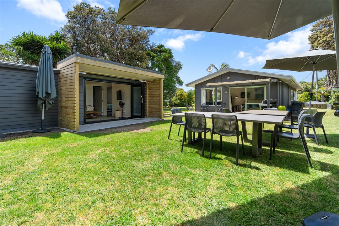 House 2 - shared outdoor dining