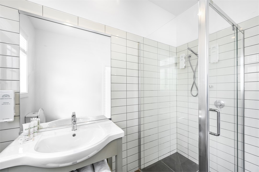 Main ensuite bathroom