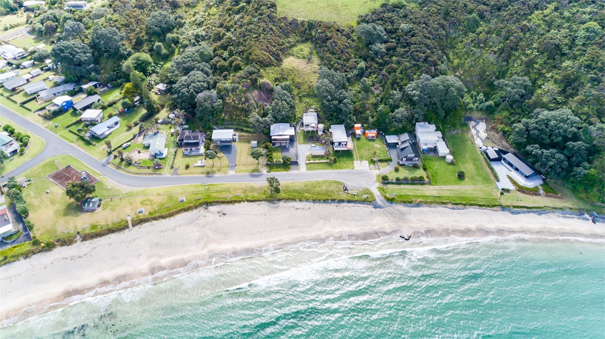 6th house from right - Taupo Bay Beach House