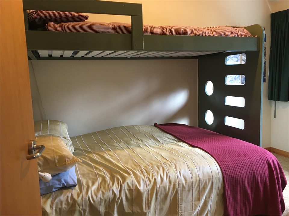 2nd guest bedroom/ bunk above