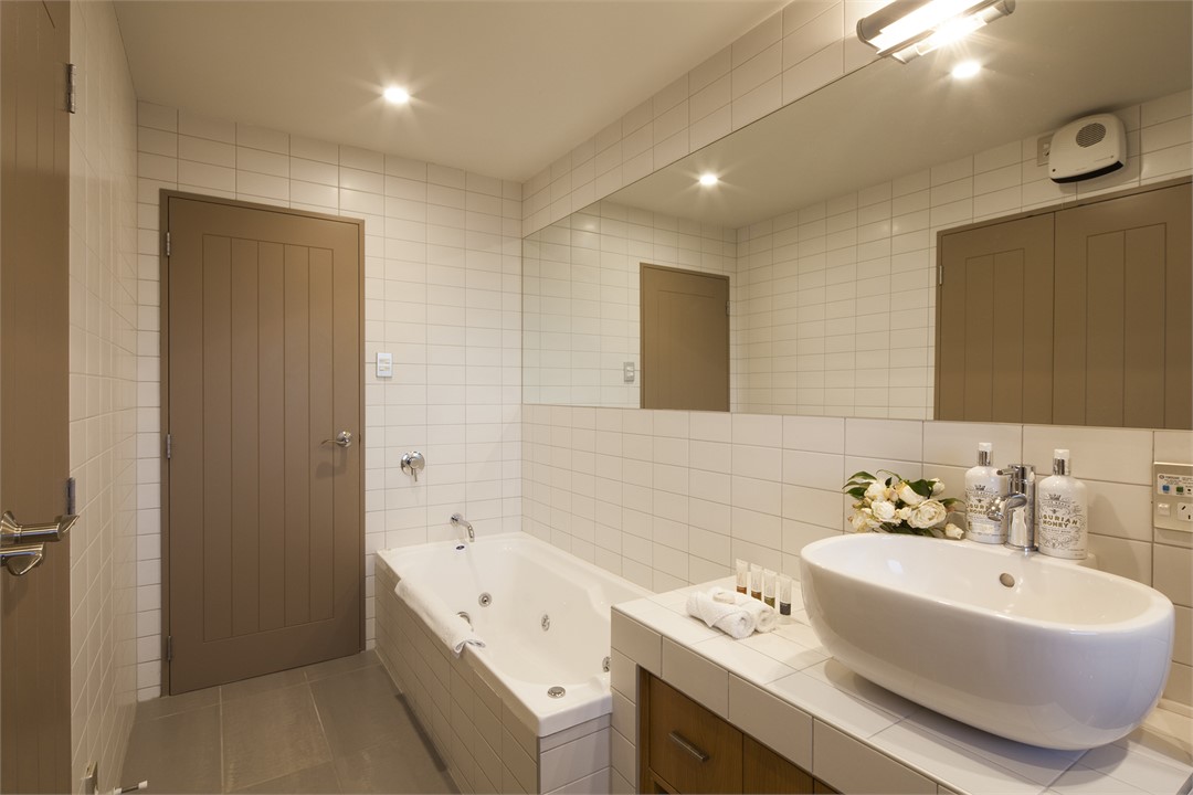 Master bathroom - bath, walk in shower, laundry be
