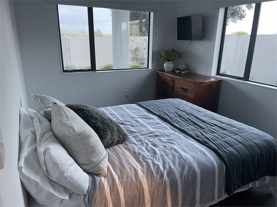 Down stairs guest room, no outside access, queen b