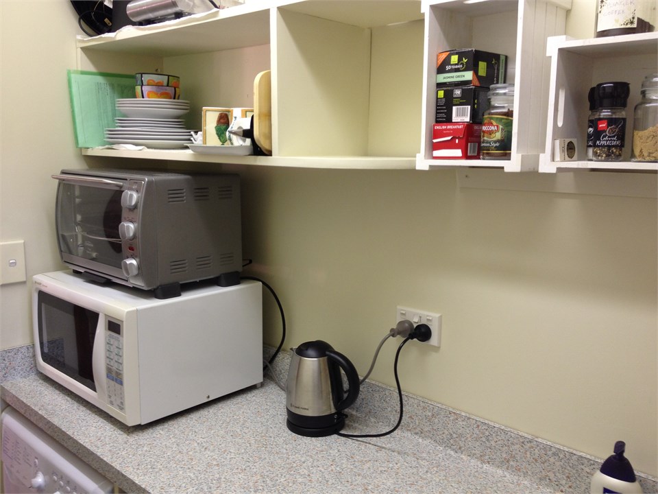 Appliances, cutlery, crockery for light provisioni