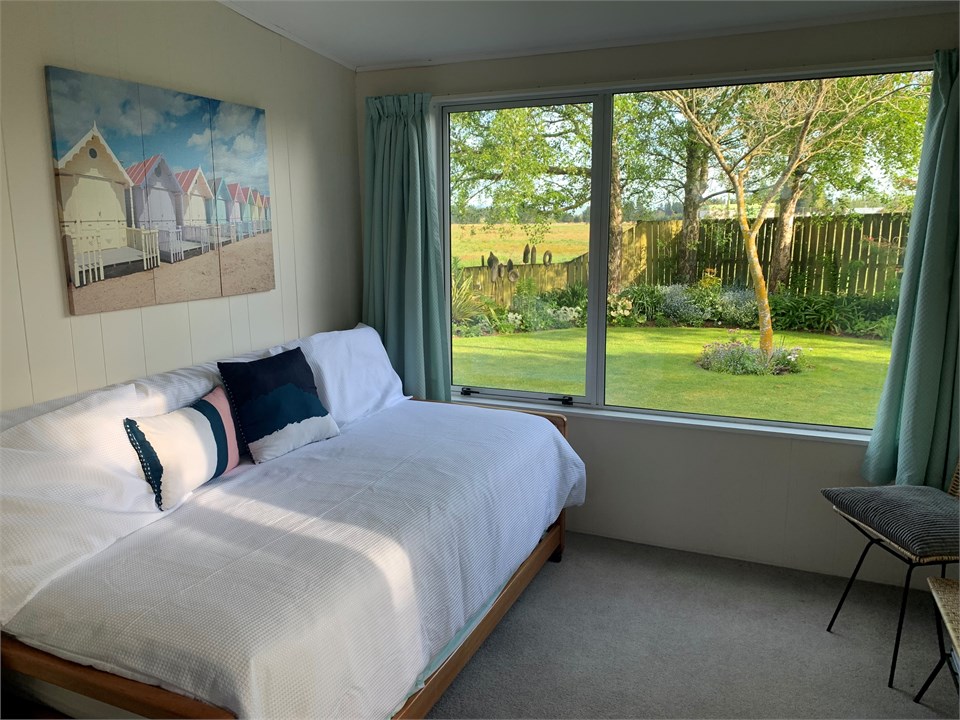 Very sunny sunroom with two single beds