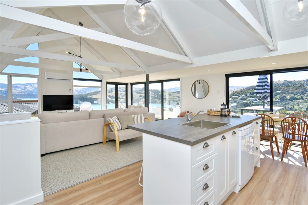 Fully equipped Kitchen area with seats