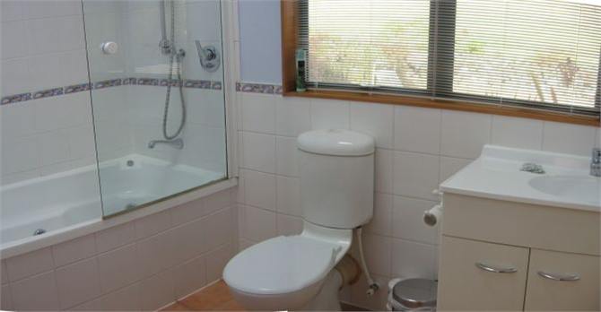 Main Ensuite Bathroom