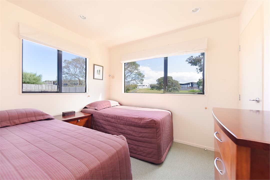 Bedroom with 2 Singles