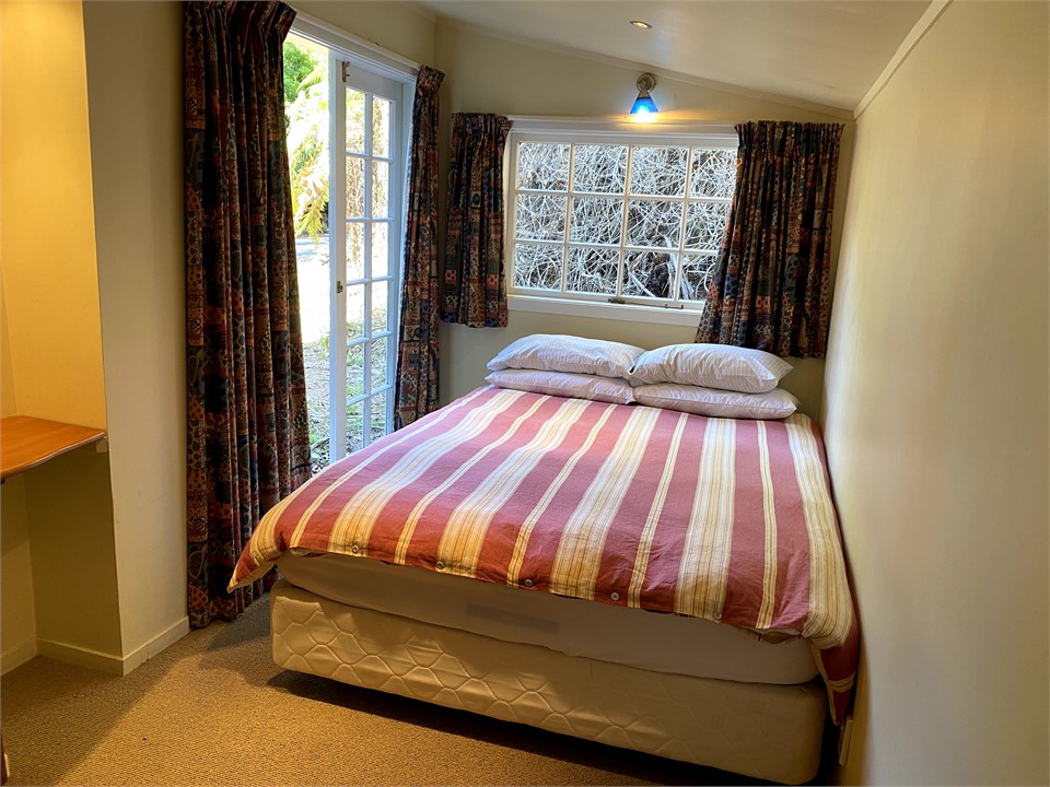 2nd bedroom in log cabin
