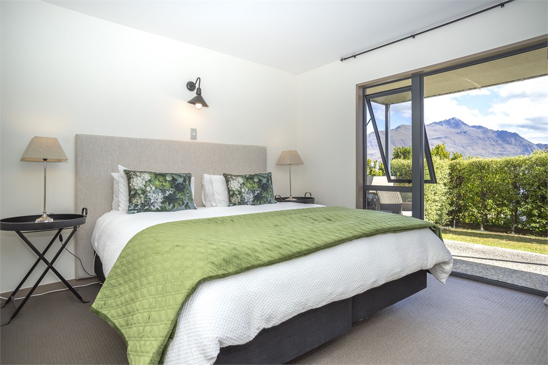 Lake View Super King bedroom or 2 singles, covered