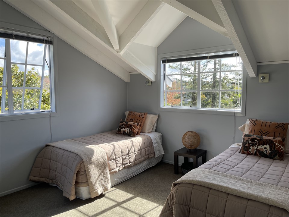 Bedroom 2, 2 single beds