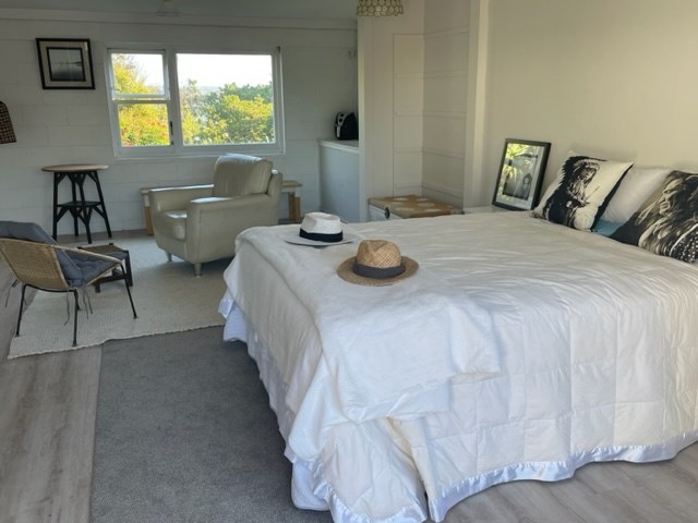 ground floor self contained with kitchenette and b