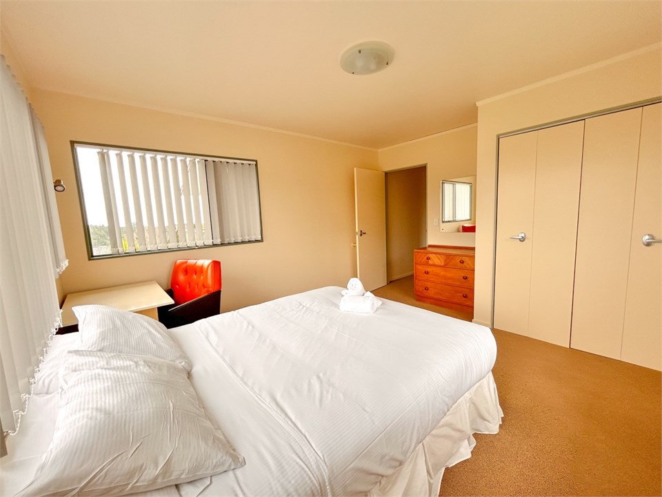 2nd Bedroom with Queen bed