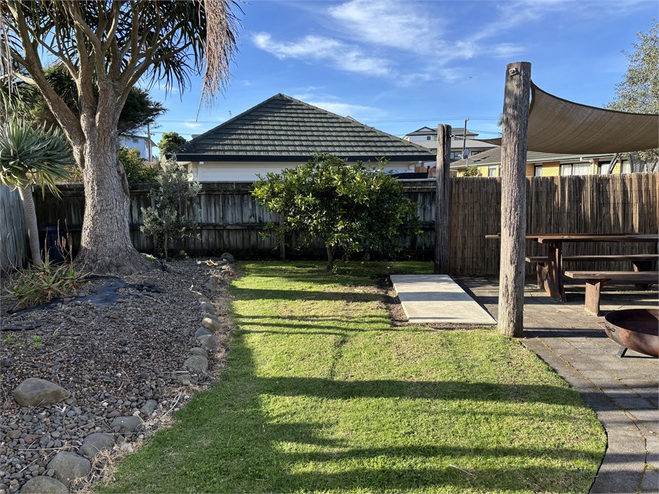 Lovely Private backyard with sun shade