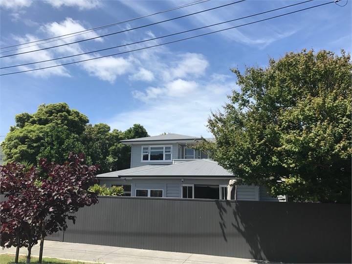 Lovely large family home in quiet street, minutes