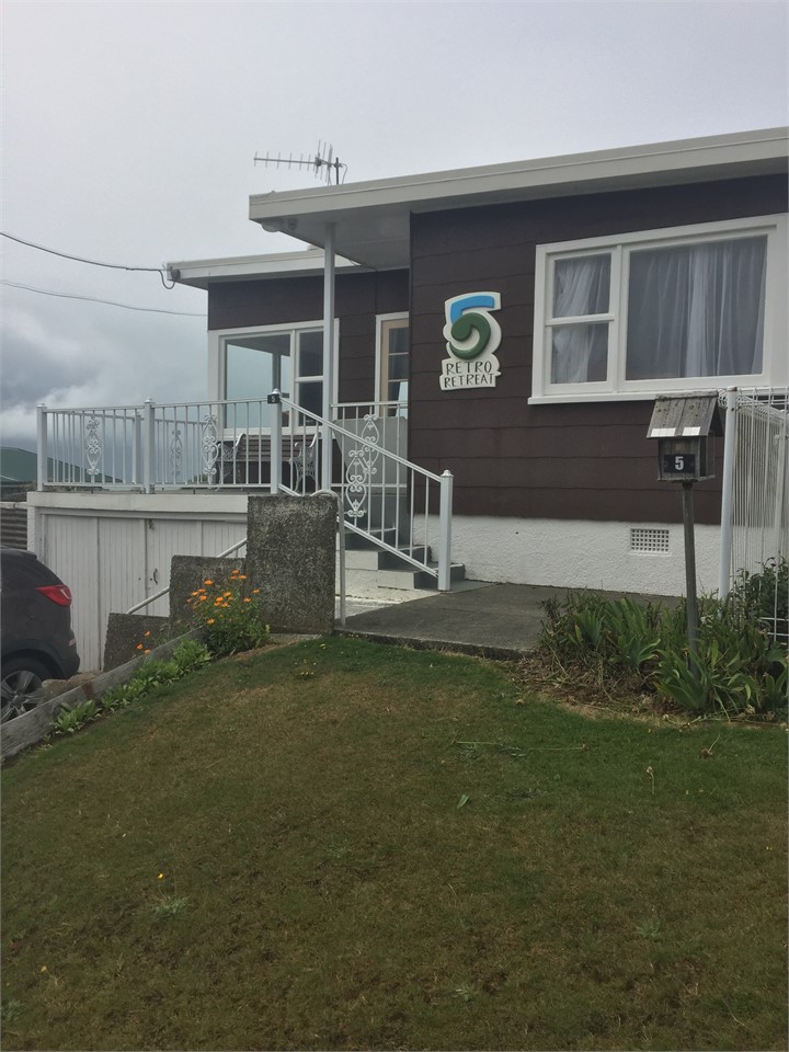 Retro Retreat Riverton Bach for rent Holiday Houses