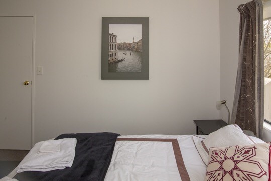 Upstairs bedroom (king bed)