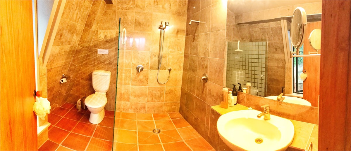 Ensuite Bathroom on upper level