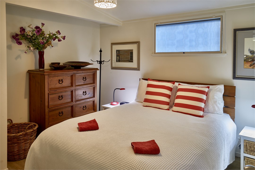 Cottage queen ensuite bedroom