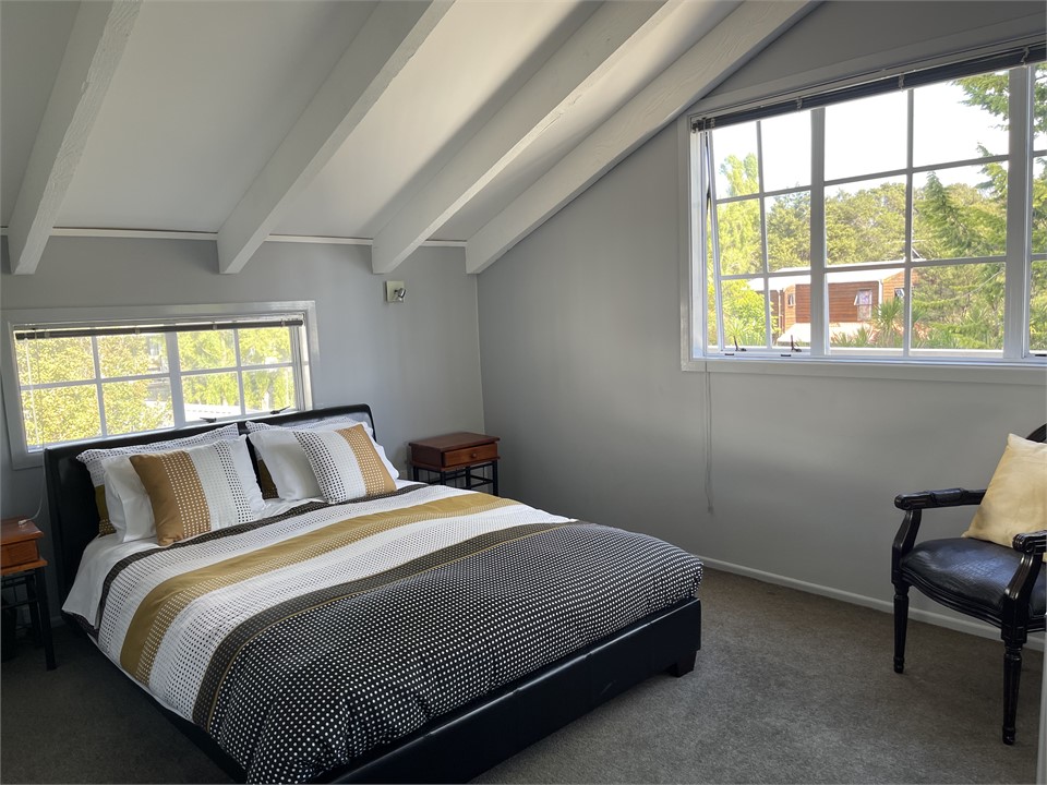 Bedroom 1, Queen bed