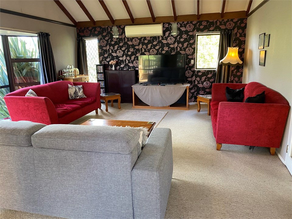 Large Lounge with Heatpump