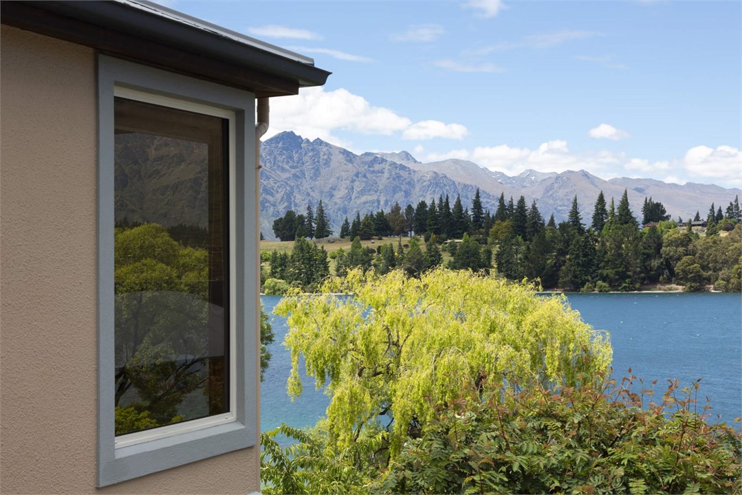 Amazing lakefront views of The Remarkables