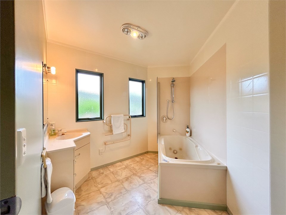 Central bathroom with Shower and basin