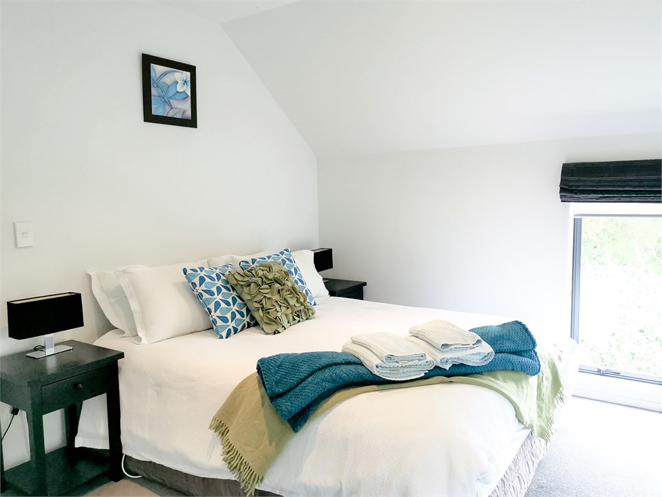 Main bedroom (queen bed, aircon/heat pump, ensuite