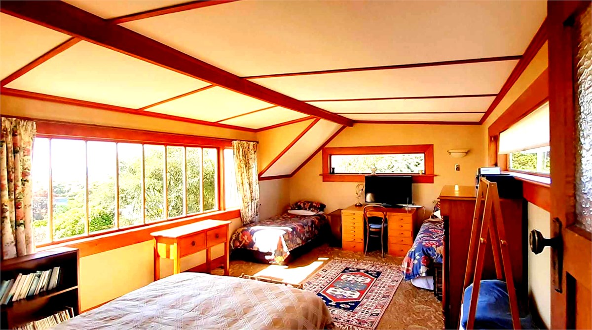 Upstairs room with beach views Queen plus two sing